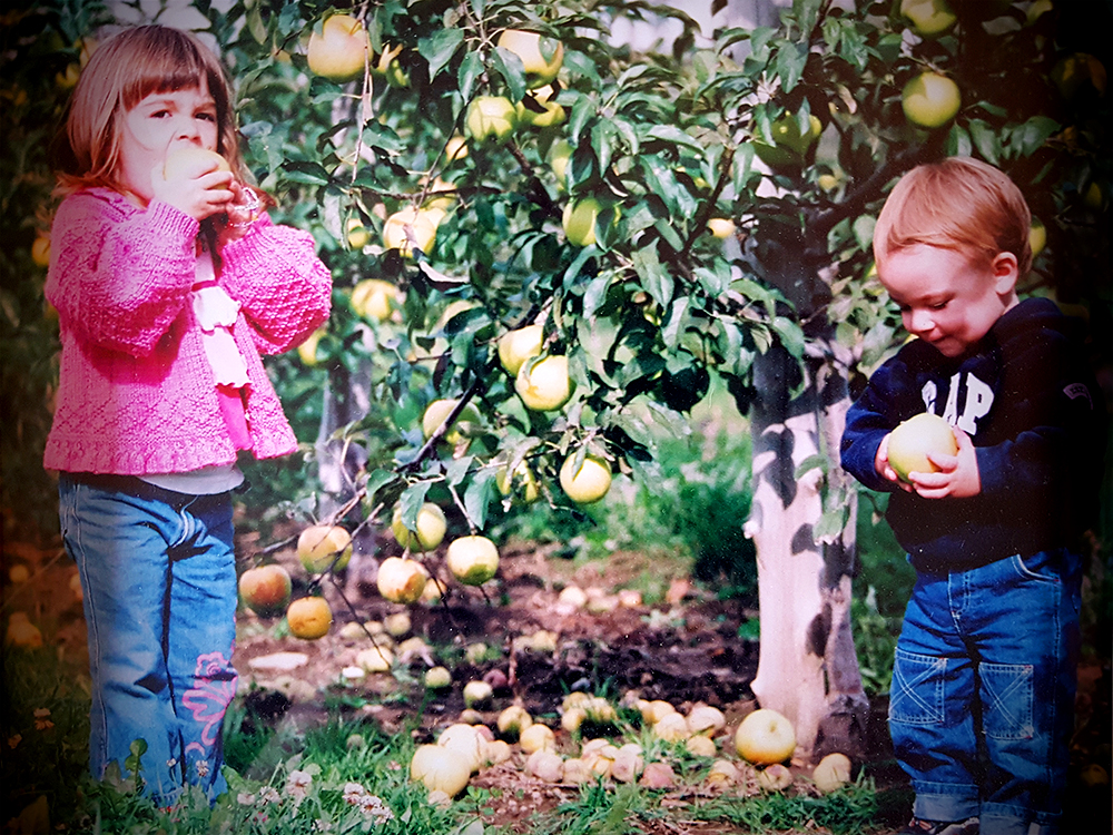 Young-children-eating-apples